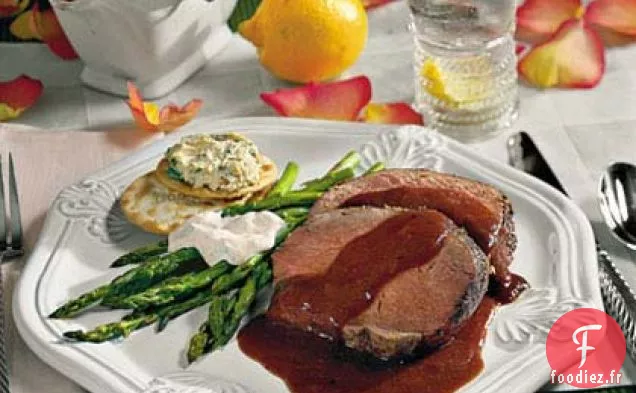 Asperges Cuites À La Vapeur Avec Trempette Tomate-Basilic