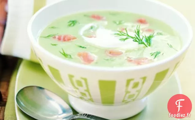 Soupe De Concombre Réfrigérée Au Saumon Fumé Et À L'Aneth