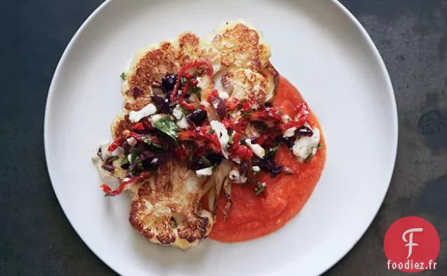 Steaks de Chou-Fleur avec Relish d'Olive et Sauce Tomate