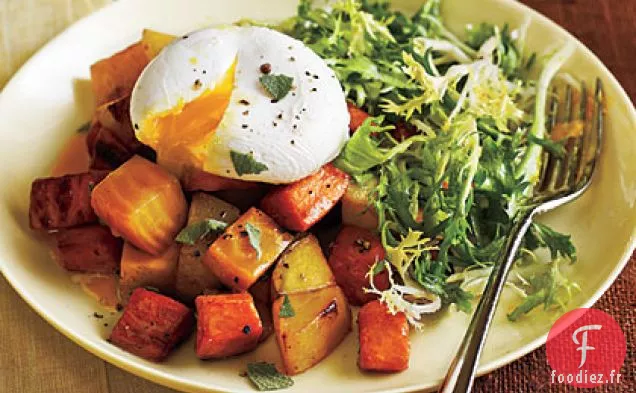 Deux Hachis de Pommes de Terre et de Betteraves avec Œufs Pochés et Légumes Verts