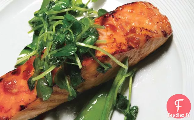 Saumon avec Glaçage au Piment Doux, Pois Sucrés et Vrilles de Pois