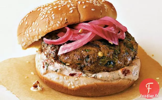 Hamburgers Poblano Épicés avec Oignons Rouges Marinés et Crème Chipotle