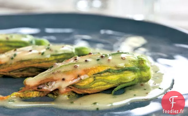 Fleurs de Courgettes Farcies au Crabe avec Sauce au Beurre de Moutarde