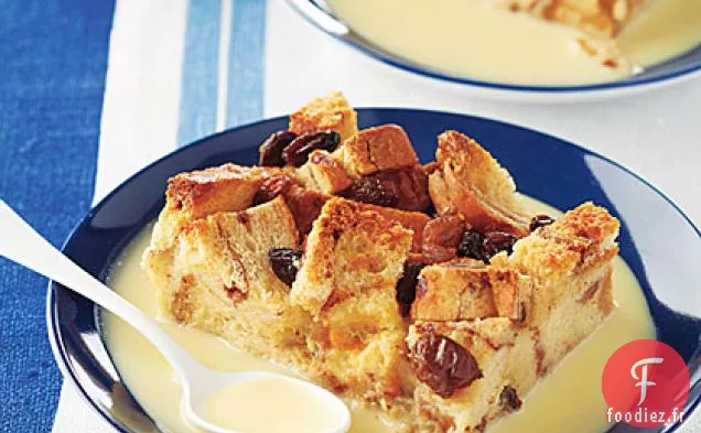 Pouding au Pain à la Cannelle et aux Raisins Secs avec Sauce au Rhum