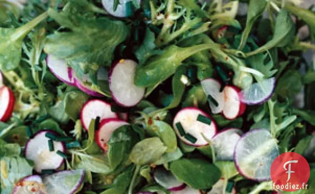 Salade de Mâche, Frisée et Radis à la Vinaigrette à la Moutarde