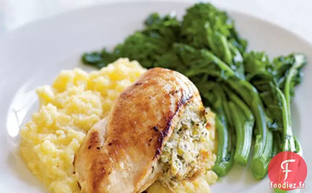 Poitrines de Poulet Farcies au Fromage de Chèvre, Oignons de Printemps Caramélisés et Thym
