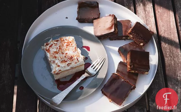 Gâteau en Feuille de Noix de Coco avec Sauce à l'Hibiscus