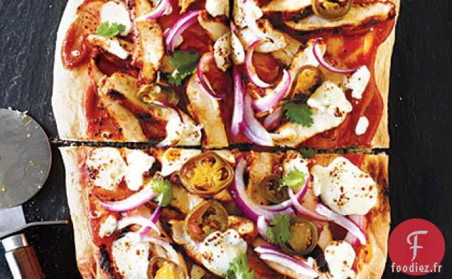 Pizza au Poulet BBQ avec Mozzarella fraîche et Jalapeños Marinés