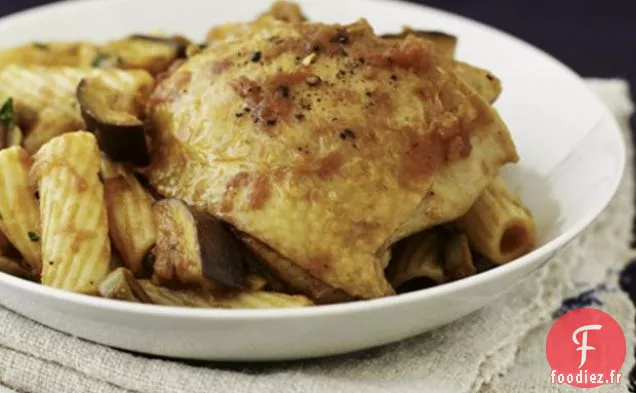 Cuisses De Poulet Aux Aubergines Et Olives Sur Pâtes