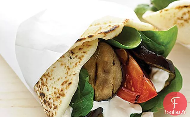 Enveloppements de Naan d'Aubergines Grillées avec Vinaigrette au Tahini et au Yogourt