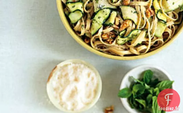 Fettuccine aux Noix, Rubans de Courgettes et Pecorino Romano