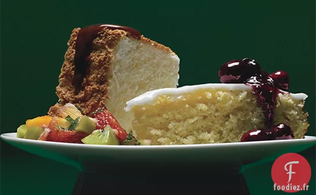 Gâteau à la Semoule de Maïs au Citron avec Glaçage au Citron et Sauce aux Bleuets Écrasés