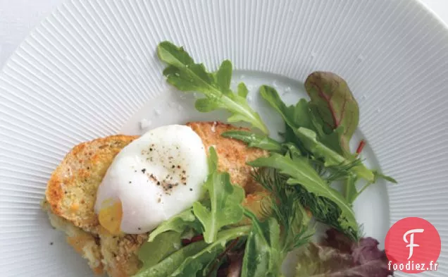 Pain Perdu au Parmesan Salé avec Œufs Pochés et Légumes Verts