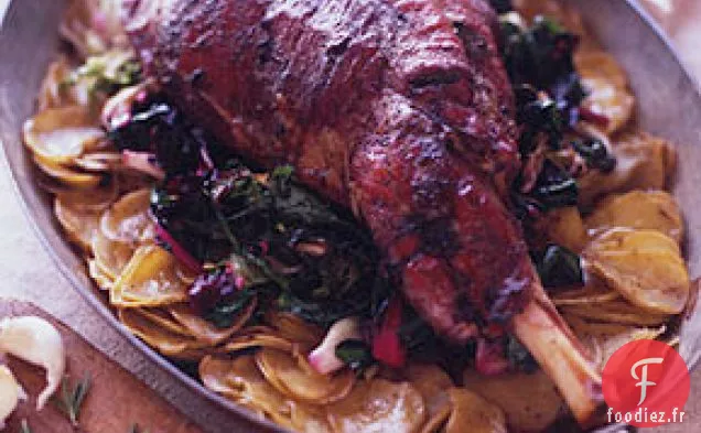 Gigot d'Agneau Rôti sur un lit de Pommes de terre et de légumes verts flétris