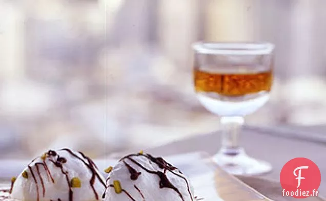Oeufs de Neige avec Crème à la Pistache et Filet de Chocolat