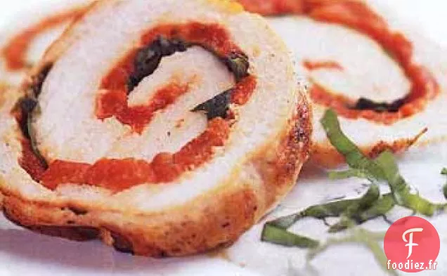Roulade au Poivre Grillé, au Basilic et à la Dinde avec Sauce à la Crème Sure au Basilic