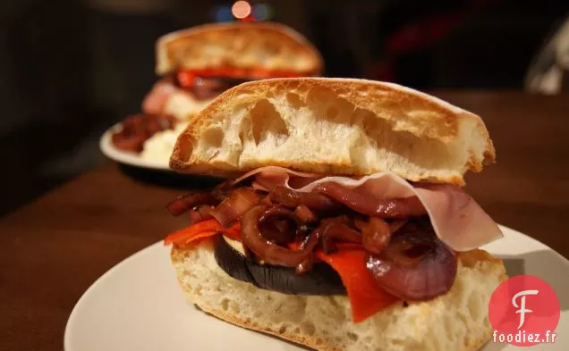 Sandwich à l'Aubergine, Oignon Caramélisé et Gouda de Chèvre