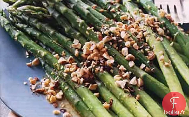 Asperges à la Vinaigrette à l'Orange et Noisettes Grillées