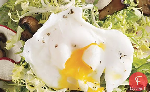 Salade Frisée et Champignons Sauvages à l'Œuf Poché