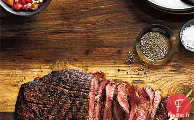 Steak de Flanc Frotté aux Épices avec Salsa Fraîche