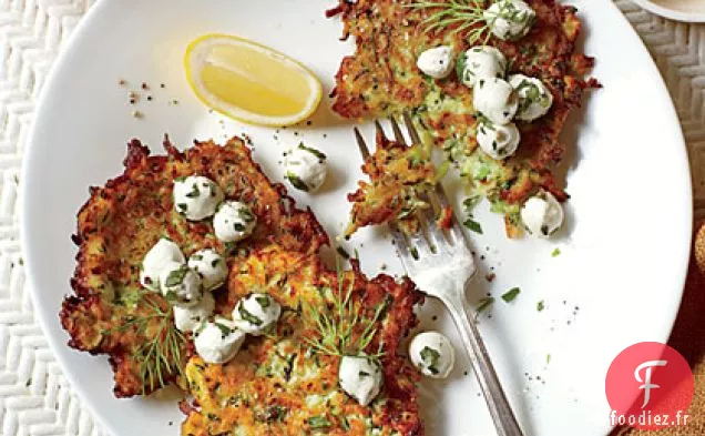Beignets de Courgettes avec Salade d'Herbes et de Mozzarella
