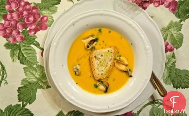 Soupe Succulente À La Citrouille Et À La Courge Musquée Avec Moules Cuites À La Vapeur