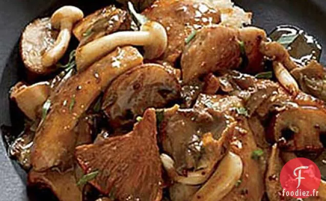 Sauté de Poulet, Champignons Sauvages et Ail Rôti