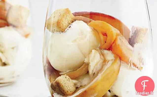 Sundaes à la Crème Glacée au Bourbon et à la Nectarine avec Croûtons à la Livre