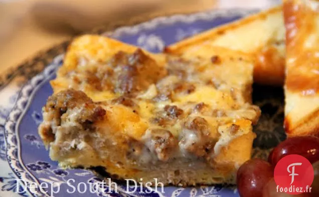 Casserole de Petit-déjeuner à la Sauce aux Œufs, aux Biscuits et aux Saucisses