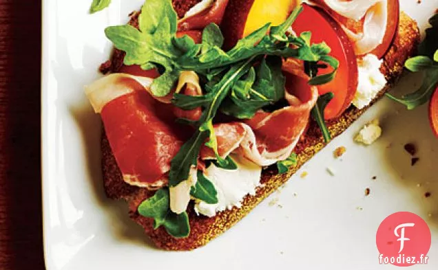 Sandwichs au Prosciutto et aux Prunes à Visage Ouvert