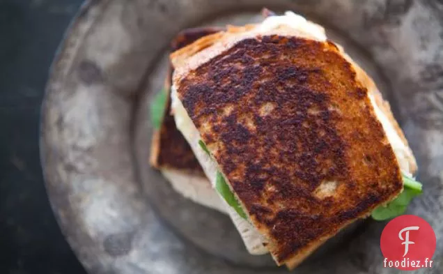 Sandwich au Fromage Grillé à la Dinde avec Oignons Marinés
