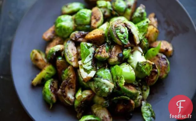 Choux de Bruxelles à la Sauce aux Haricots Noirs et à l'Ail