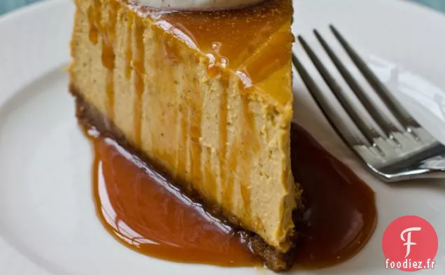 Gâteau Au Fromage À La Citrouille Avec Croûte De Pain D'Épice Et Sauce Au Caramel