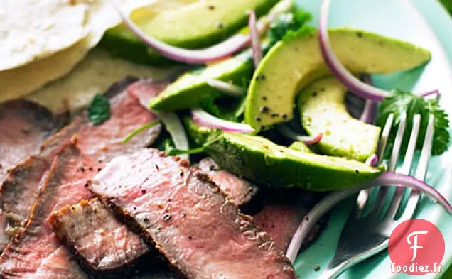 Steak Grillé à l'Avocat et Salade d'Oignons Rouges
