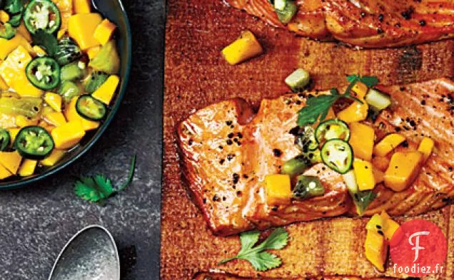 Planche de Cèdre - Saumon Grillé avec Salsa à la Mangue et au Kiwi