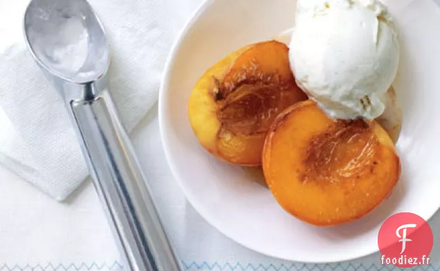 Pêches Caramélisées à la Crème Glacée