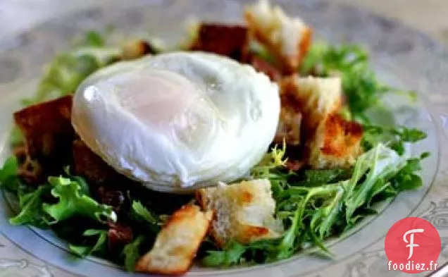 Salade d'Œufs Pochés et Lardons - Salade Lyonnaise