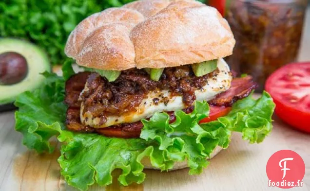 Club Sandwich au Poulet à la Confiture de Bacon avec Avocat et Mayo Chipotle