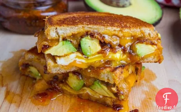 Sandwich au Fromage Grillé à la Confiture de Bacon et à l'Avocat avec Œuf au plat