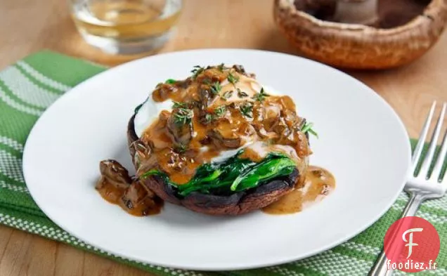 Champignons Portobello Rôtis avec Œuf Poché dans une Sauce Crémeuse aux Champignons