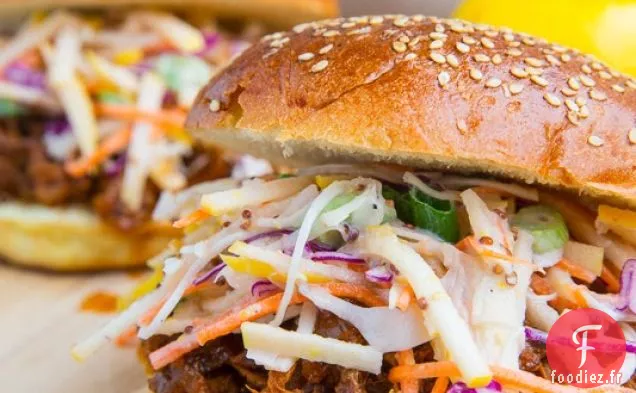 Sandwichs au Poulet tiré au Barbecue aux Pommes avec Salade de Pommes