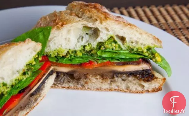 Sandwich au Portobello Grillé et au Poivron Rouge Rôti au Pesto de Pistaches