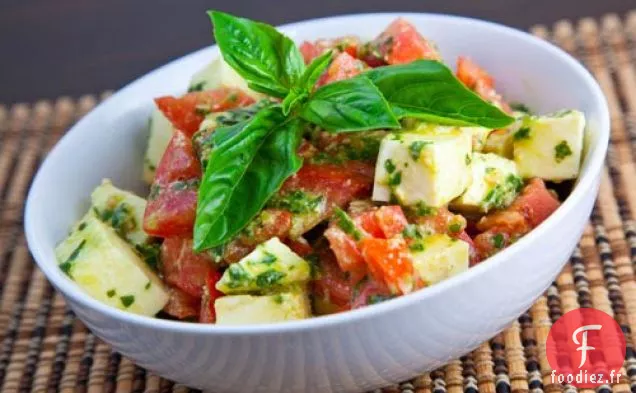 Salade de Caprese en dés avec Vinaigrette au Pesto