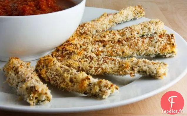 Bâtonnets de Courgettes Cuites au Four en Croûte de Parmesan avec Sauce Marinara