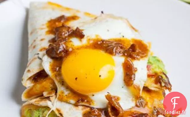 Quesadilla à la Confiture de Bacon et au Guacamole avec Œuf au plat et Vinaigrette à la Confiture de Bacon