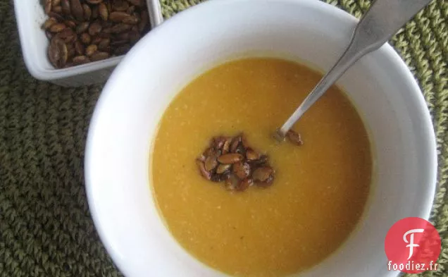 Soupe De Courge, Maïs Et Citronnelle Aux Graines De Citrouille Épicées