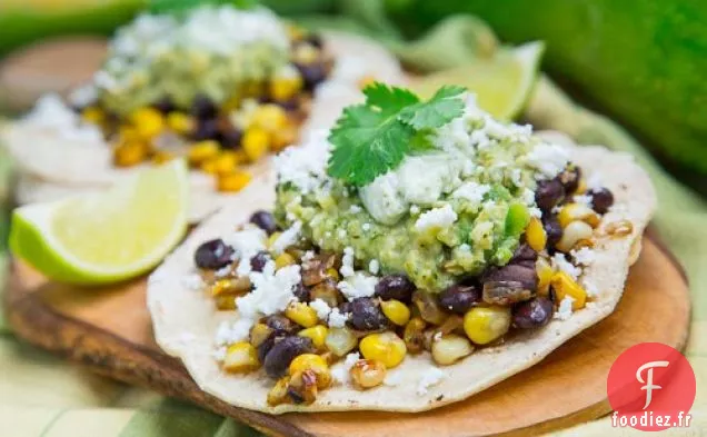 Tacos de Maïs Caramélisé et Haricots Noirs avec Salsa de Courgettes Rôties et Crème Poblano Rôtie