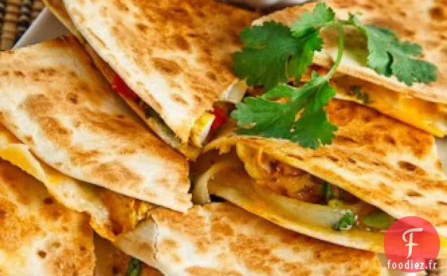 Quesadillas au Satay de Poulet avec Sauce Épicée aux Arachides