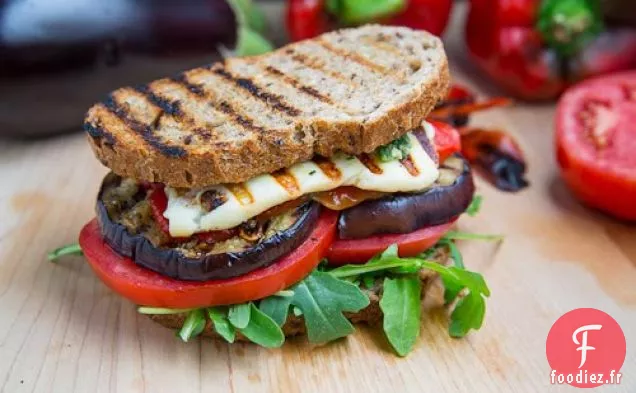 Sandwich aux Aubergines Grillées et Poivrons Rouges Rôtis au Halloumi