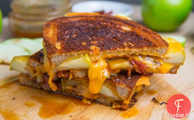 Sandwich au Fromage Grillé aux Pommes et au Caramel (avec Bacon)